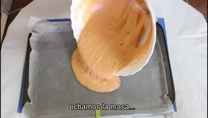 Extender la masa sobre una bandeja de horno cubierta con papel de hornear. Hornear a 180ºC con calor arriba y abajo sin aire durante 10-12 minutos.