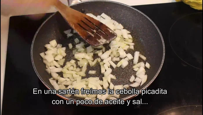 En una sartén, freír la cebolla picadita con una pizca de sal hasta que dore. (20.32)