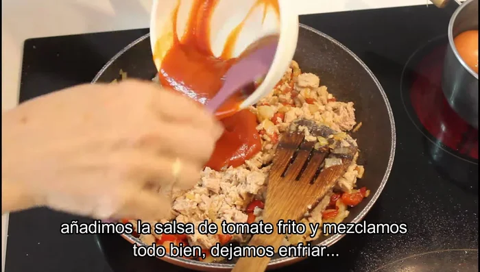 Incorporar la salsa de tomate frito (casera o comprada), mezclar y dejar enfriar. (44.719)