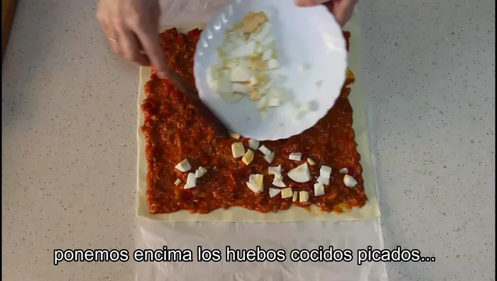 Colocar los huevos cocidos picaditos sobre el relleno. (69.72)