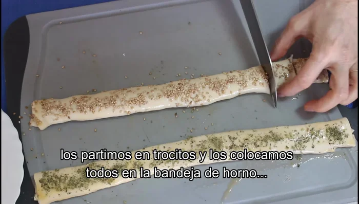 Colocar todos los saladitos en una bandeja de horno con papel de hornear.