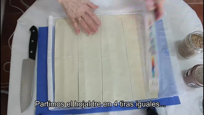 Dividir la lámina de hojaldre en cuatro tiras iguales.