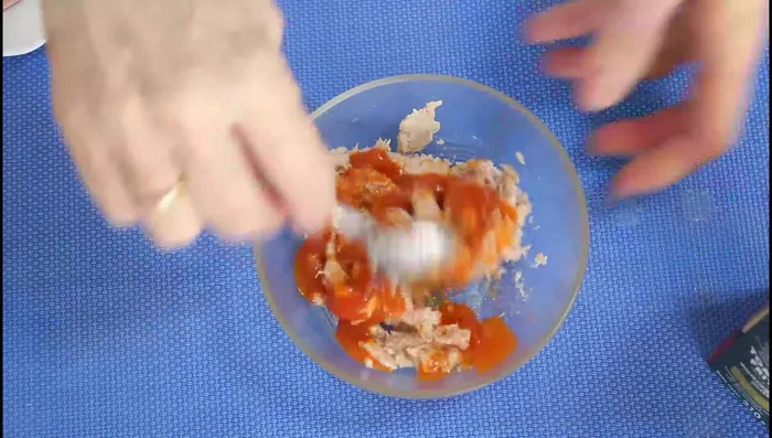 Para los saladitos de atún: Mezclar el atún con tomate frito. Colocar la mezcla en el centro de otra tira, pintar los bordes con huevo, enrollar, dar la vuelta, pintar con huevo y espolvorear con semillas de sésamo u orégano. Cortar en trocitos.