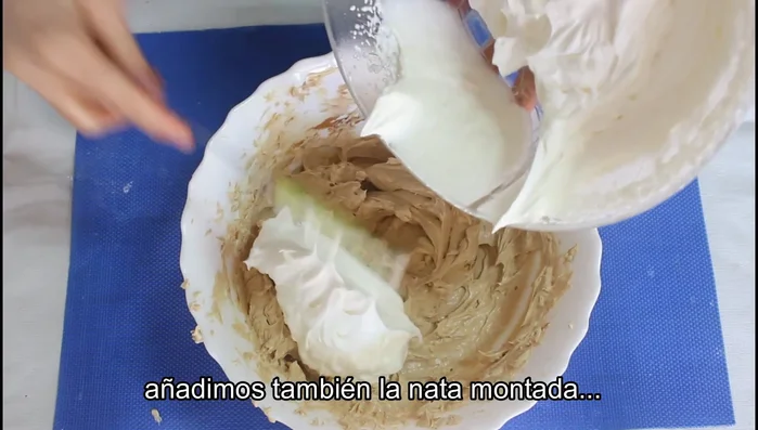 Incorporar la nata montada poco a poco con movimientos envolventes hasta integrar completamente.