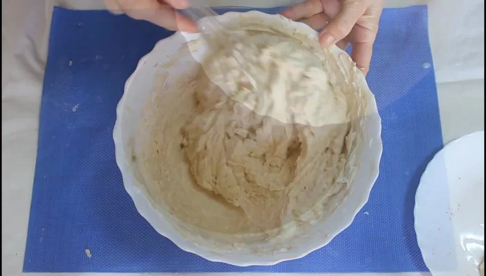 Verter la crema sobre la base de galletas y alisar.