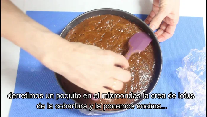 Calentar ligeramente la crema de galletas Lotus en el microondas.