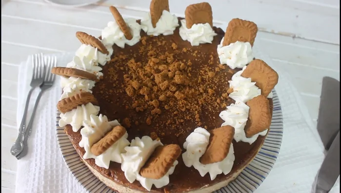 Desmoldar la tarta y decorar al gusto (nata montada, galletas Lotus, etc.).