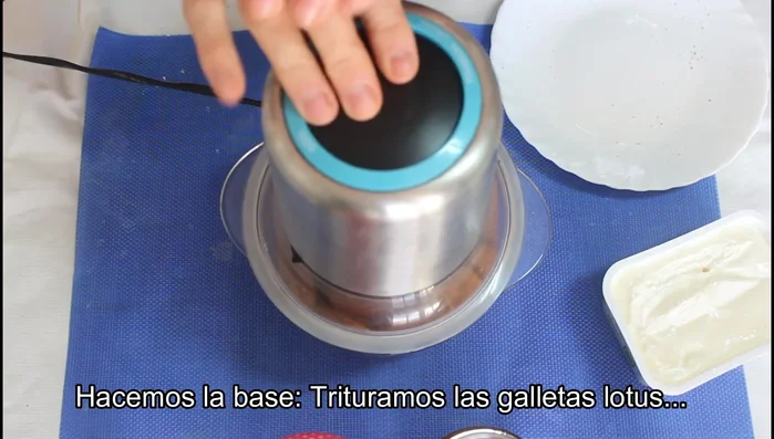 Triturar las galletas Lotus con la picadora hasta que queden bien trituradas.