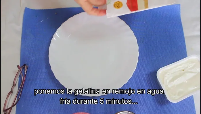 Poner la gelatina en remojo en agua fría durante 5 minutos.