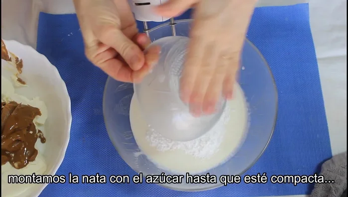 Montar la nata con el azúcar glass hasta que esté compacta y reservar.