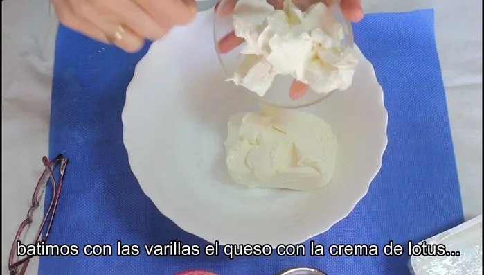 Mezclar el queso crema y la crema de galletas Lotus con varillas hasta integrar bien.