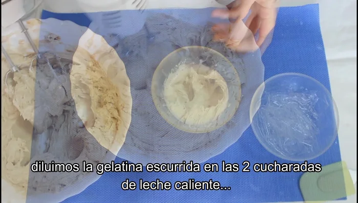 Disolver la gelatina escurrida en dos cucharadas de leche caliente.