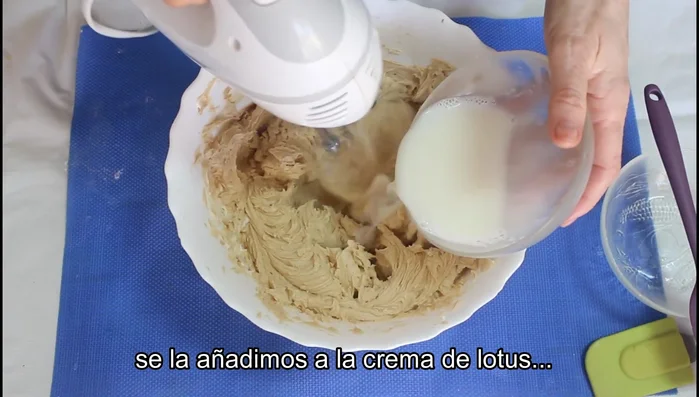 Añadir la gelatina disuelta a la mezcla de queso y crema de galletas.