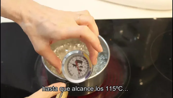Para la crema: Hervir agua y azúcar hasta alcanzar los 115 grados. Dejar templar.