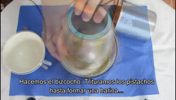 Triturar los pistachos hasta formar una harina. Añadir la maicena y el azúcar glass. Mezclar y reservar.