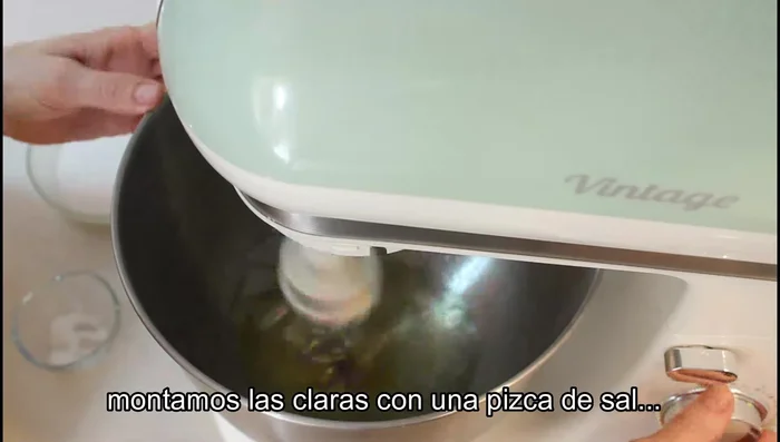 Separar las claras de las yemas. Batir las claras con una pizca de sal hasta que estén montadas. Agregar el azúcar poco a poco mientras se bate hasta formar un merengue.