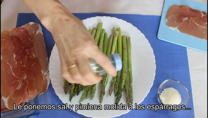 Lavamos bien los espárragos y cortamos la parte dura de abajo.