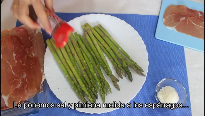 Añadimos un poco de sal y pimienta molida a los espárragos.