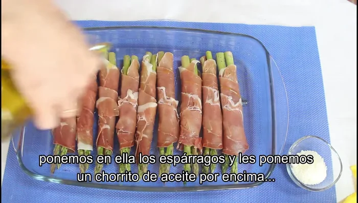 Rociamos los espárragos con un poco más de aceite.