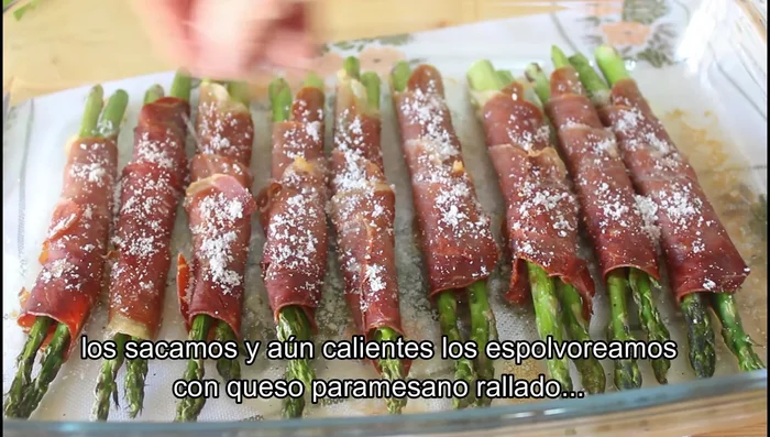 Sacamos del horno y, aún calientes, espolvoreamos con queso parmesano rallado.