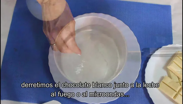 Poner la gelatina en remojo en agua fría durante 5 minutos.