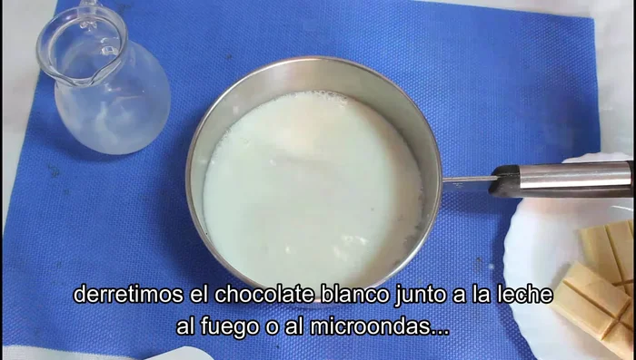 En un cazo, poner la leche junto con el chocolate blanco y derretirlo al fuego o en el microondas.