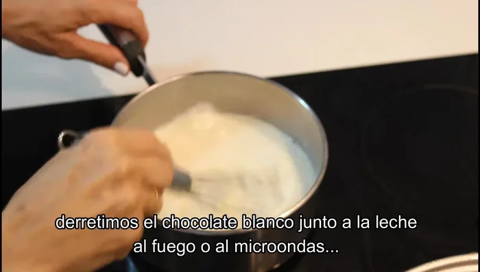Mezclar bien hasta que el chocolate se haya derretido completamente.