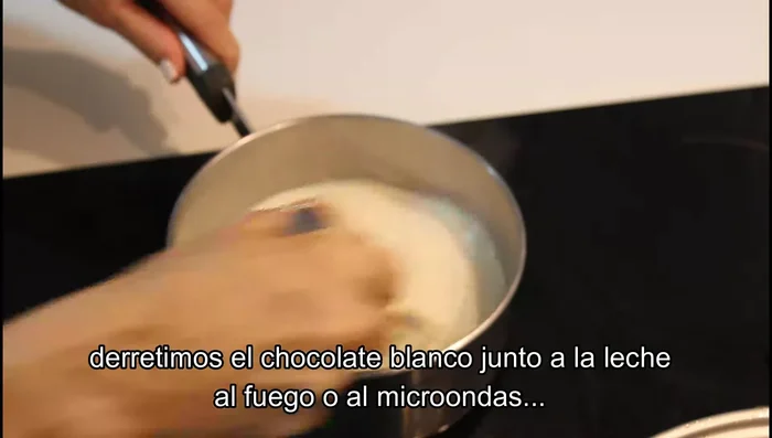Retirar del fuego y añadir la gelatina escurrida. Remover bien para que se incorpore.