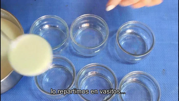 Repartir la crema en vasitos.