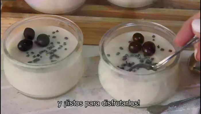 Decorar con las bolitas de chocolate antes de servir.