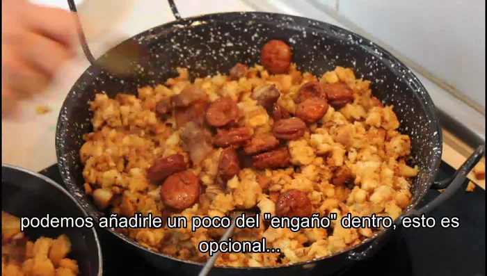 Incorporar opcionalmente parte de las carnes fritas a las migas. Seguir tostando hasta que estén en su punto (sueltas y jugosas).