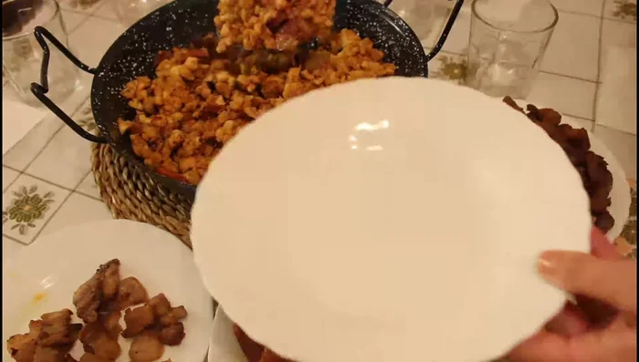 Servir con las carnes fritas restantes. Se puede acompañar con pescado, uvas o melón.