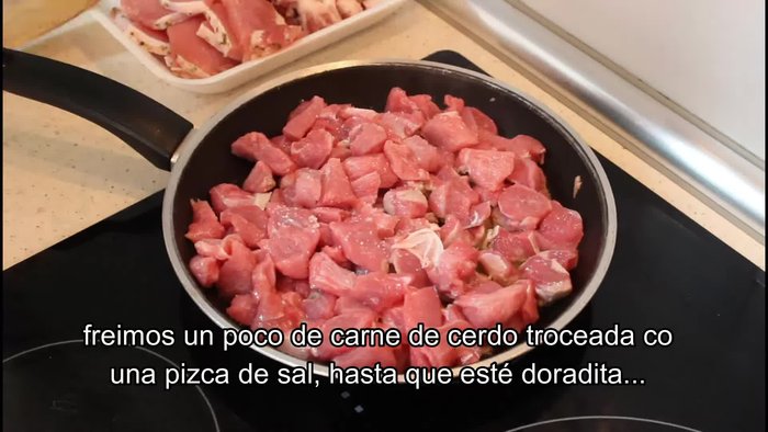 Freír la carne de cerdo troceada con un poco de sal hasta que esté dorada. Reservar.