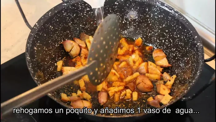 Agregar un vaso de agua para diluir la sal. Añadir el resto del pan picado.