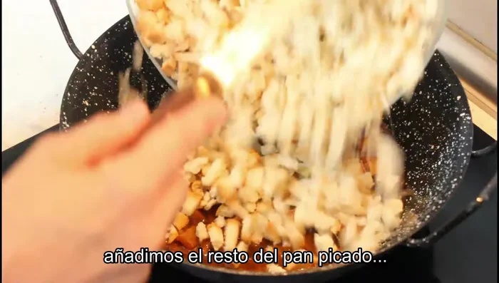 Remover y mezclar bien para que el pan absorba el líquido. Agregar más agua si es necesario para que se remojen bien.