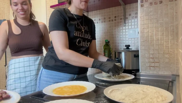 Pasar el bistec relleno por huevo batido y luego por pan rallado.