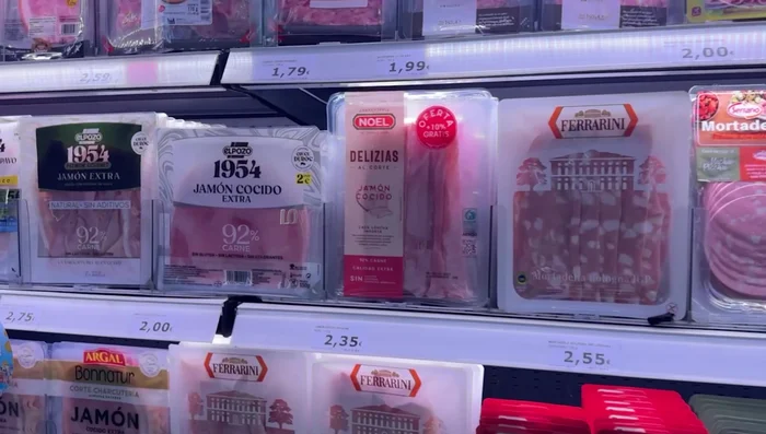 Preparar los ingredientes: cortar el bistec, picar el ajo, cortar el jamón y el queso en tiras.