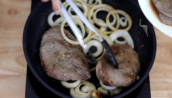 Mezclar la cebolla con la carne. Cocinar la cebolla solo un minuto para que quede crujiente. No olvides el jugo de la carne, que le dará más sabor.