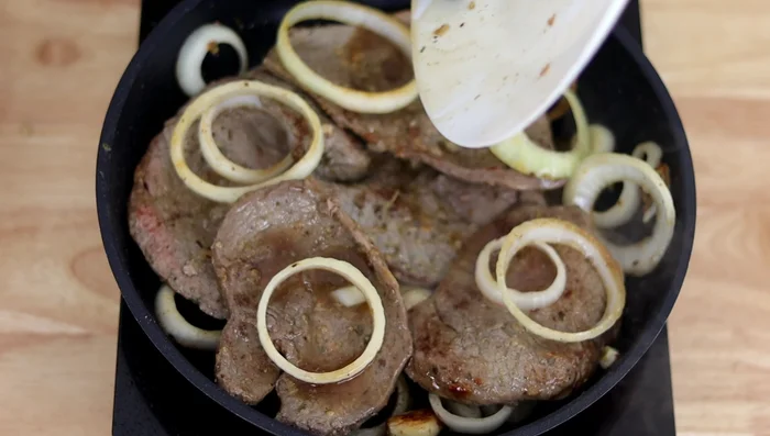 Dejar reposar la carne encebollada 5 minutos antes de servir.