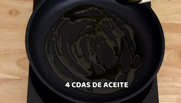 Si la carne está en buen estado, cocinar inmediatamente a fuego alto con muy poco aceite. Cocinar máximo un minuto y medio por cada lado. Agregar una cucharada de mantequilla (opcional).