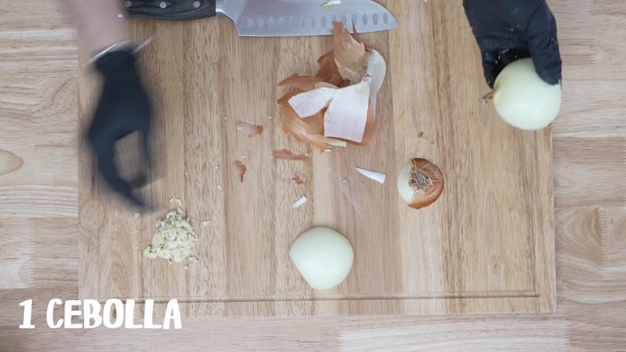Prepara el sofrito: En una sartén a fuego bajo, agrega el aceite, el ajo, la cebolla y la zanahoria previamente picados. Deja que la cebolla se vuelva transparente.