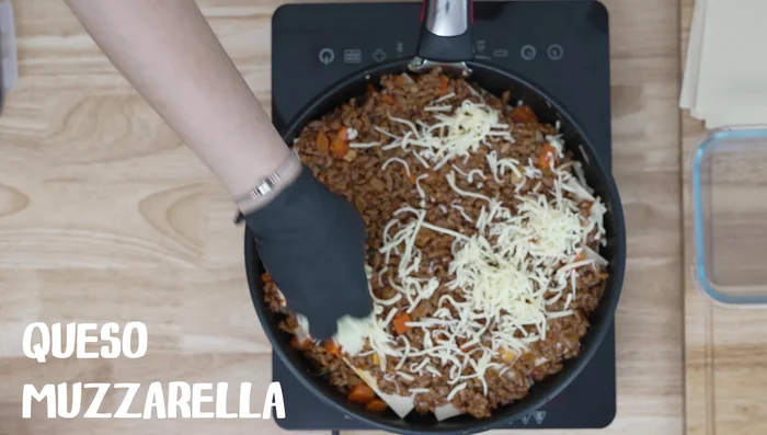 Cocina a fuego lento: Tapa la sartén y cocina a fuego muy bajo durante 20-25 minutos para que el vapor cocine la pasta y absorba los sabores.