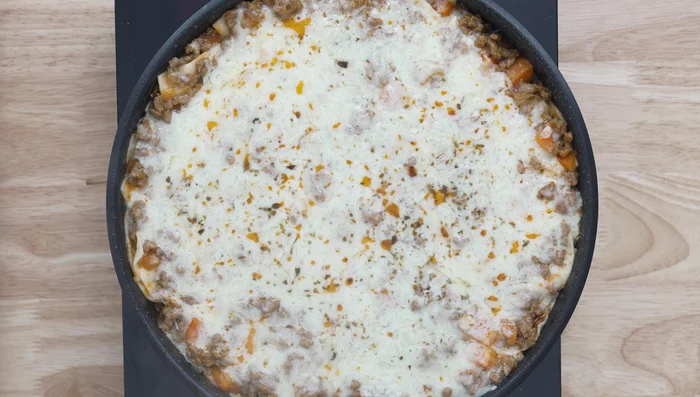 Sirve: Destapa la sartén y comprueba que el queso esté derretido y la lasaña cocida. Sirve y disfruta!