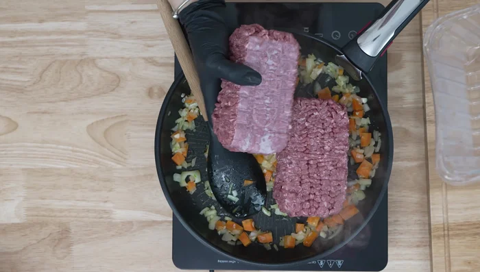 Agrega la carne molida: Incorpora 500g de carne molida, deshacándola con una espátula. Sazona con sal, pimienta, orégano y pimentón dulce.