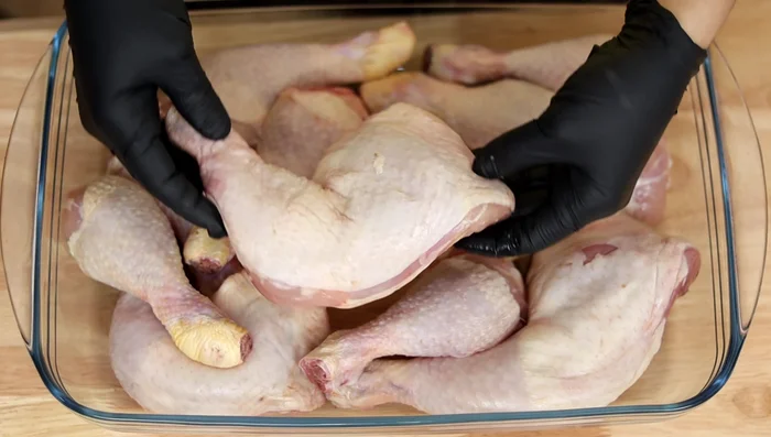 Condimentar el pollo con sal, pimienta, zumo de limón, ajo picado y pimentón. Cubrir con papel film y refrigerar por 2 horas (o menos).
