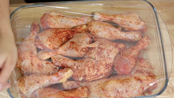 Sacar el pollo del refrigerador y dejarlo a temperatura ambiente por 30 minutos a 1 hora.