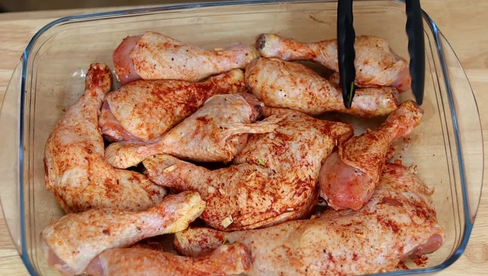 Dorar el pollo en una olla con aceite a fuego medio-alto, sellando cada pieza por todos sus lados.