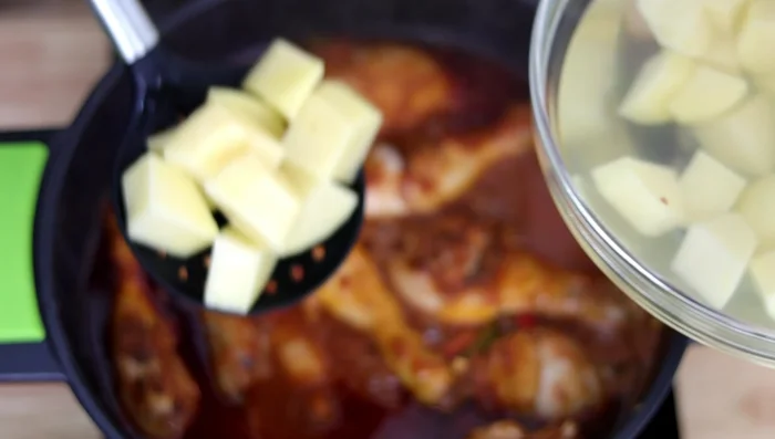 Agregar papas y zanahorias previamente peladas y cortadas. Cocinar por 15 minutos más o hasta que estén blandas.
