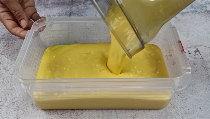 Enfriar la mezcla en el refrigerador por al menos 4 horas, o preferiblemente toda la noche.