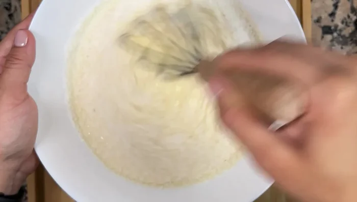 Verter la mezcla sobre el caramelo en el molde. Cubrir con papel aluminio.